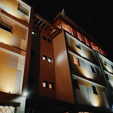 Fly Inn Madagascar Hotel - Navette Gratuite H24 - A 300M De L'Aeroport International Ivato-Antananarivo Ivato  Екстериор снимка