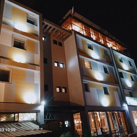 Fly Inn Madagascar Hotel - Navette Gratuite H24 - A 300M De L'Aeroport International Ivato-Antananarivo Ivato  Екстериор снимка